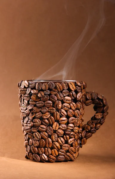 Kahverengi zemin üzerine kahve çekirdekleri fincan — Stok fotoğraf