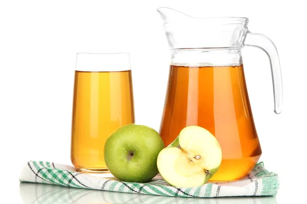 Vaso completo y jarra de zumo de manzana y manzanas aisladas en blanco —  Fotos de Stock