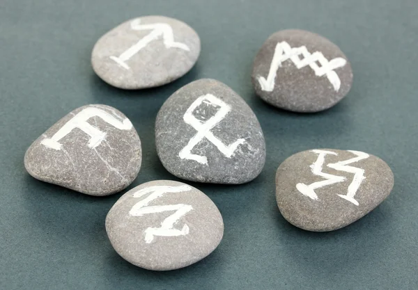 Servet taş gri arka plan üzerinde sembollerle anlatmaya — Stok fotoğraf