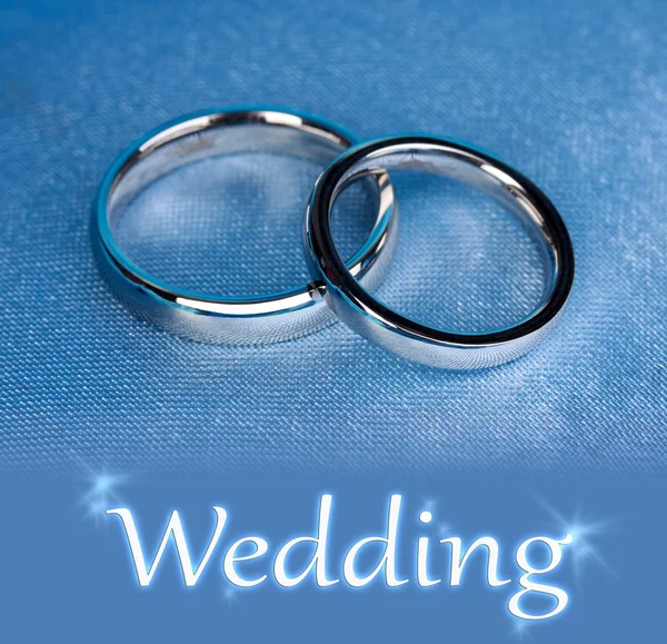 Wedding rings on satin pillow close-up — Stock Photo, Image