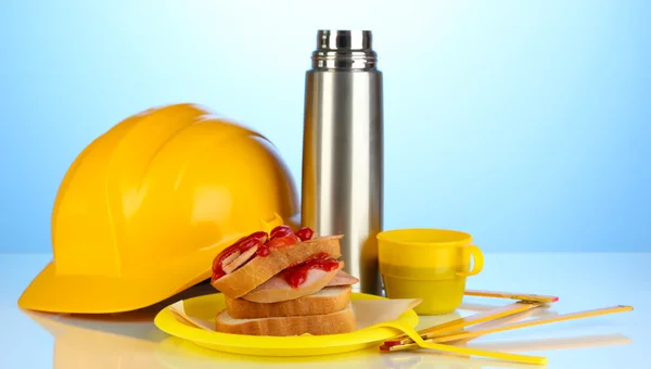 Lunch worker on blue background — Stock Photo, Image