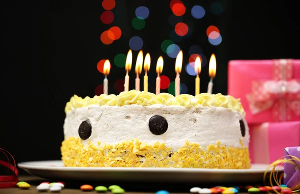 Happy birthday cake and gifts, on black background — Stock Photo, Image
