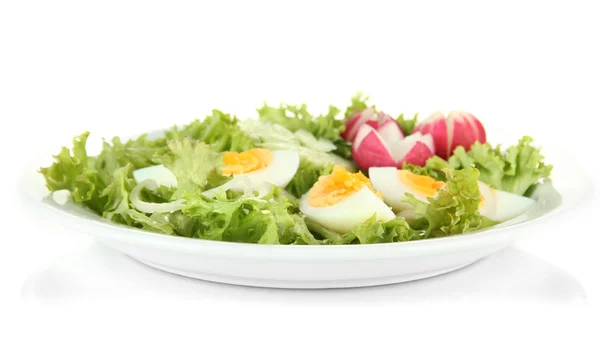 Frischer gemischter Salat mit Eiern, Salatblättern und anderem Gemüse, isoliert auf weiß — Stockfoto