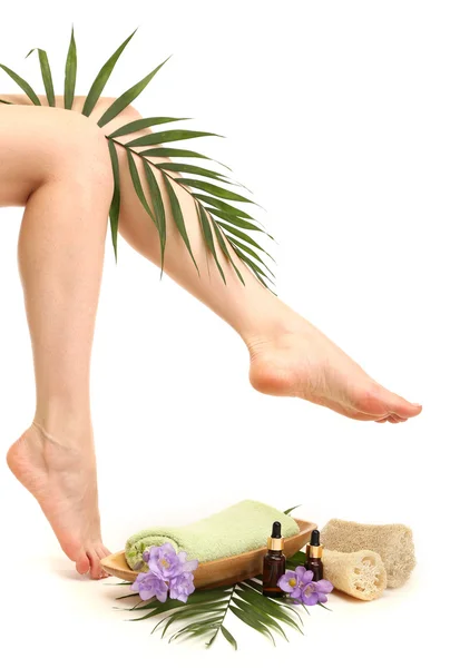 Vrouwelijke voeten met handdoek - spa concept, geïsoleerd op wit — Stockfoto