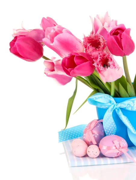 Wielkanoc kompozycja świeżych tulipany i pisanki na białym tle — Zdjęcie stockowe