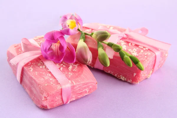 Natural handmade soap, on purple background — Stock Photo, Image