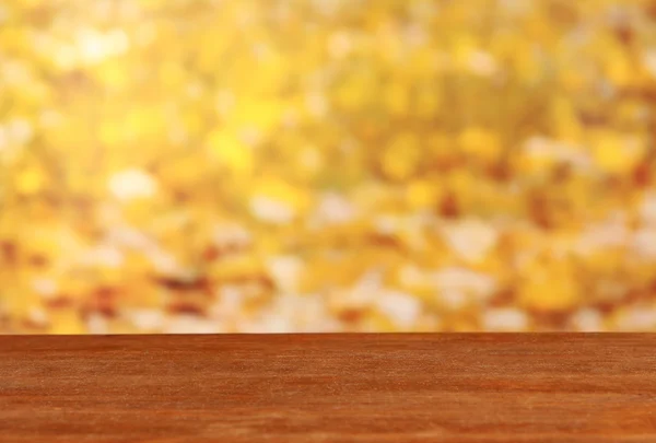 Mesa de madeira sobre fundo amarelo brilhante — Fotografia de Stock