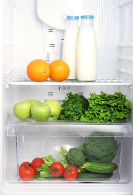 jonge vrouw dragen keuken schort met pan, geïsoleerd op wit