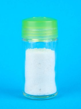 renkli arka plan üzerinde tuz shaker