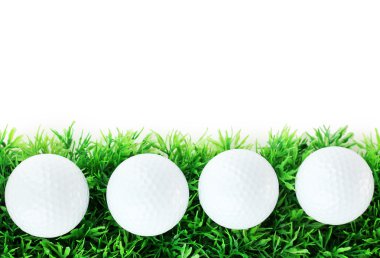 golf topları üzerinde beyaz izole çimenlerin üzerinde