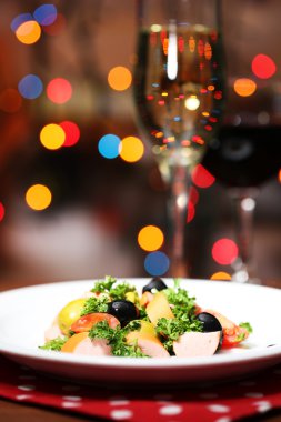 bokeh koyu zemin üzerine lezzetli salata ışıklar defocused