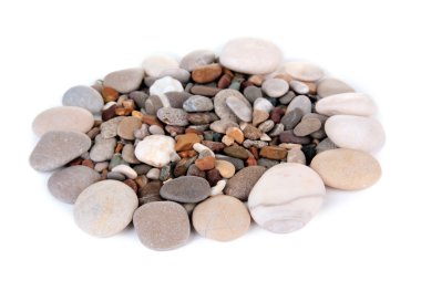 Deniz taşları üzerinde beyaz izole