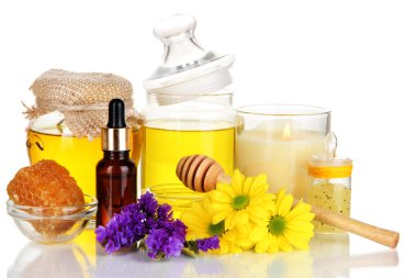 yağlar ve üzerinde beyaz izole bal kokulu bal spa