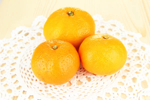 Mandarinas saborosas em guardanapo no fundo claro — Fotografia de Stock