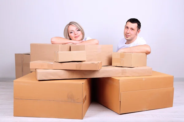 Pareja joven mudándose en casa nueva — Foto de Stock