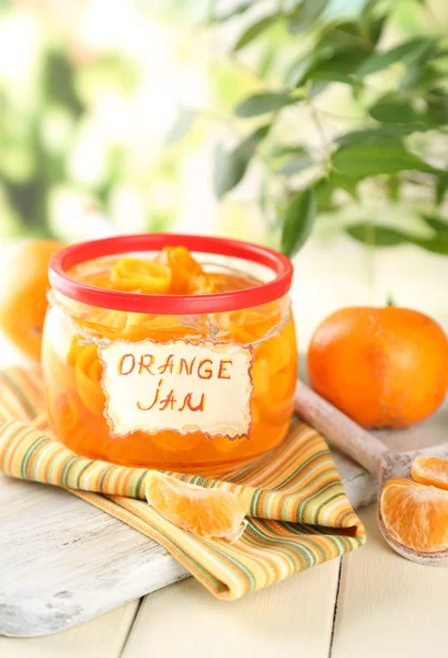 Μαρμελάδα πορτοκάλι με το ξύσμα και το tangerines, στο λευκό ξύλινο τραπέζι — Φωτογραφία Αρχείου