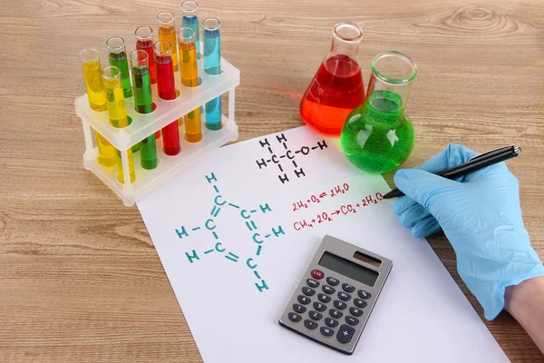 Scientifique main écrivant des formules — Photo