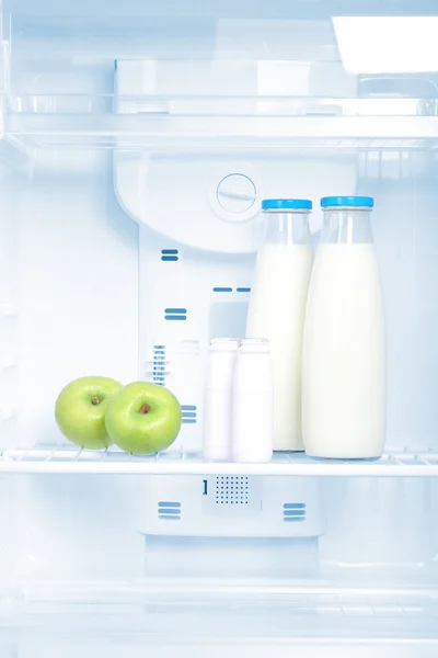 打开冰箱与减肥食品 — 图库照片