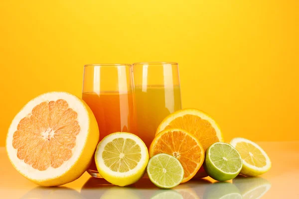 Beaucoup d'agrumes mûrs avec du jus sur fond d'orange — Photo