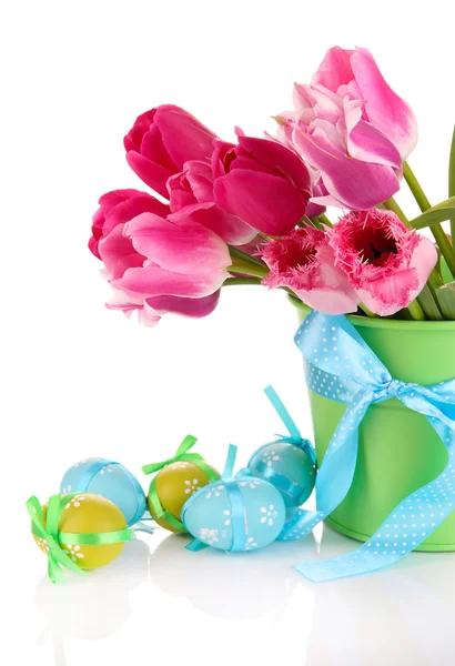 Composizione pasquale con tulipani freschi e uova di Pasqua isolate su bianco — Foto Stock