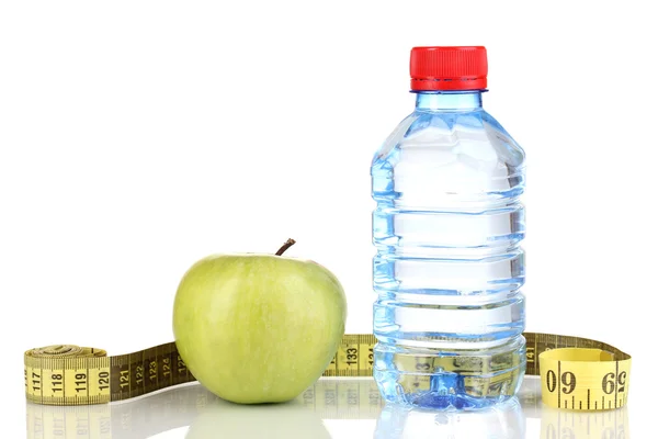 Garrafa de água, maçã e fita métrica isolada em branco — Fotografia de Stock