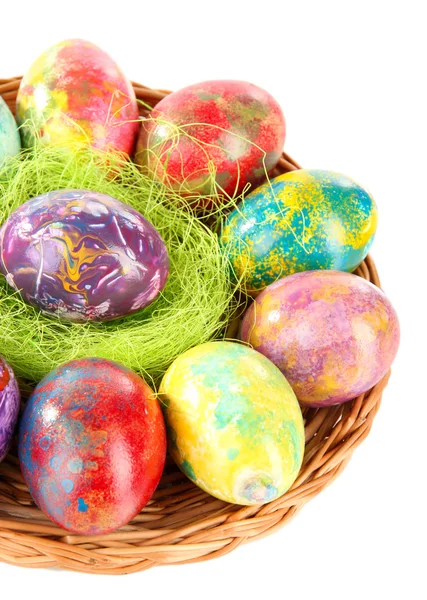 Beaux œufs de Pâques dans le panier en osier gros plan — Photo