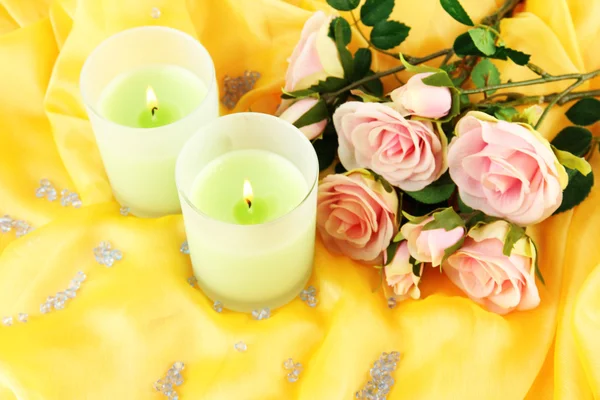 Svíčky na žlutou látku detail — Stock fotografie