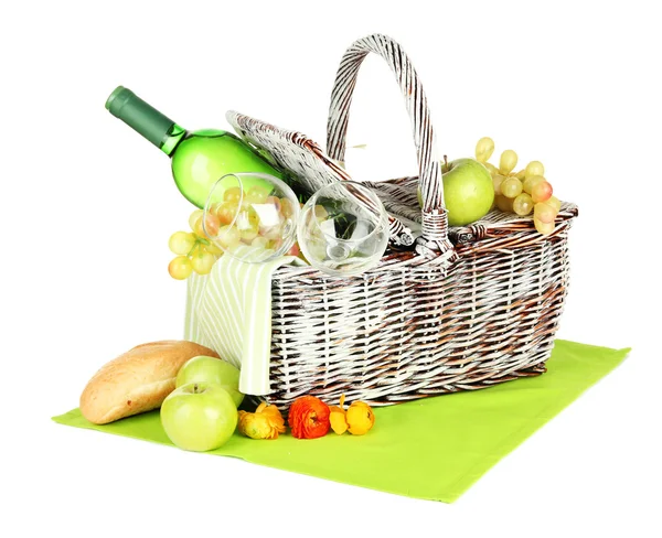Picknickmand met fruit en fles wijn, geïsoleerd op wit — Stockfoto