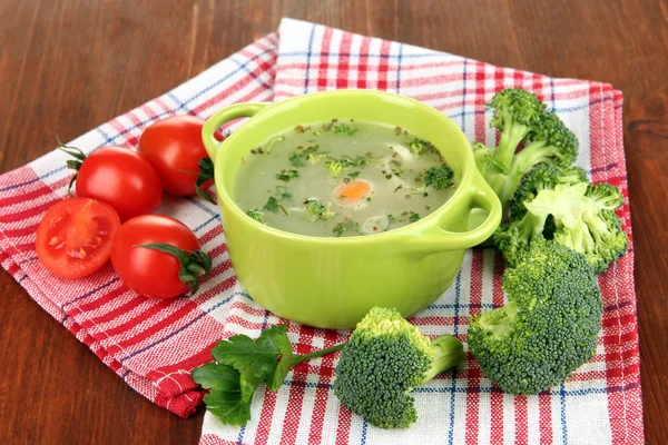 Дієтичний суп з овочами на сковороді на дерев'яному столі крупним планом — стокове фото
