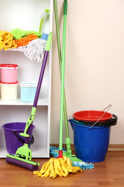 Estantes en despensa con limpiadores para el primer plano del hogar — Foto de Stock