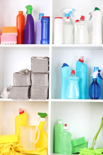 Schappen in pantry met reinigingsmiddelen voor thuis close-up — Stockfoto
