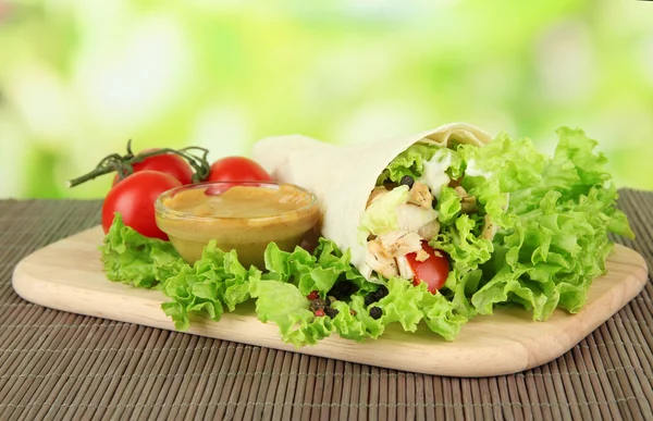 Kebab - carne alla griglia e verdure, su tappetino di bambù, su sfondo brillante — Foto Stock