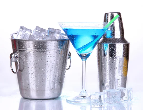 Металеве льодове відро і шейкер і коктейль ізольовані на білому — стокове фото