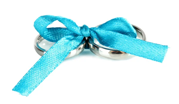 结婚戒指用隔离在白色的缎带扎 — 图库照片