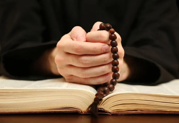 Priester lezen van de Heilige Bijbel — Stockfoto