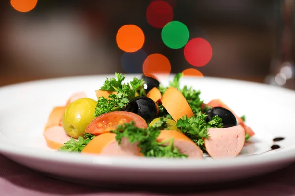 Salade savoureuse sur fond sombre avec des lumières bokeh déconcentrées — Photo