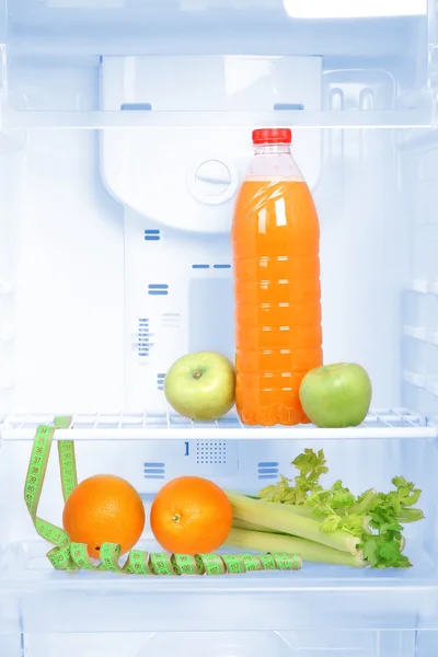 Abra o refrigerador com comida de dieta — Fotografia de Stock