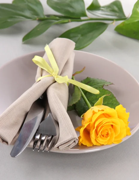 Assiette servie avec serviette et fleurs close-up — Photo