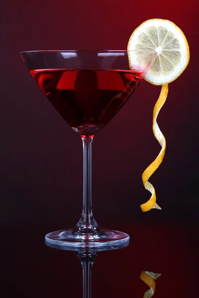 Cocktail rosso in vetro martini su sfondo rosso scuro — Foto Stock