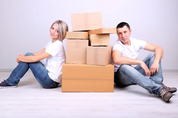 Pareja joven mudándose en casa nueva — Foto de Stock