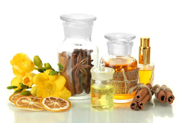 Butelki z składniki perfum, na białym tle — Zdjęcie stockowe
