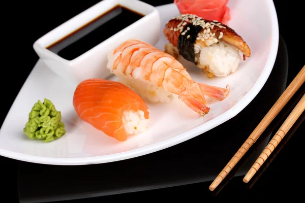 Utsökt sushi serveras på tallrik närbild — Stockfoto