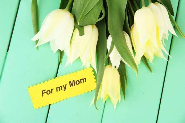 Belles tulipes blanches sur fond en bois de couleur — Photo