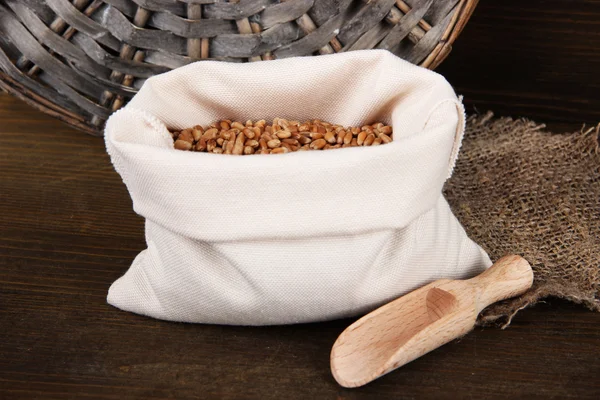 木製の背景に袋の穀物 — ストック写真