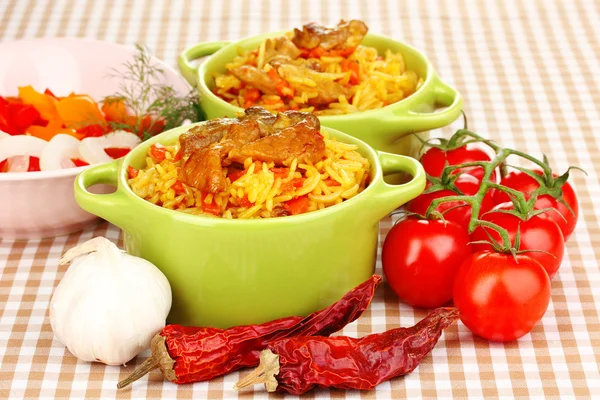 Delicioso pilaf con verduras sobre fondo de mantel — Foto de Stock