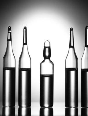 Gri arka planda tıbbi ampule