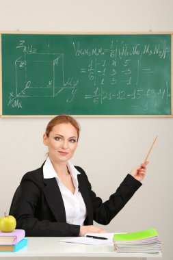 öğretmen kadın sınıfta çalışma portresi