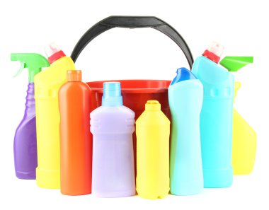 renkli plastik deterjan şişeleri üzerinde beyaz izole kovası ile