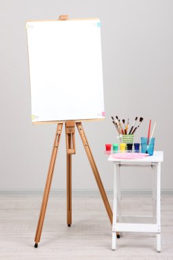 temiz kağıdı ve odada sanat malzemeleri ahşap şövale