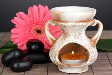 Aromaterapi lamba gri arka plan üzerinde